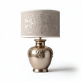 Tafellamp van keramiek met beige stoffen lampenkap 20 x 20 x 35cm